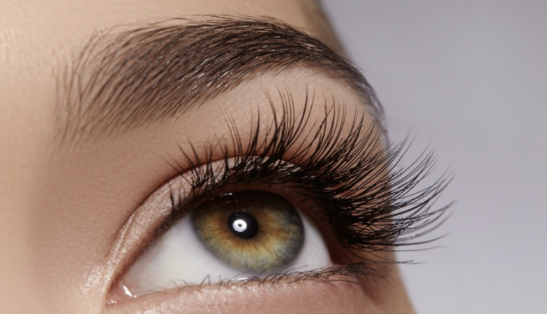 چشم هایی درشت و جذاب با اکستنشن مژه مدل عروسکی