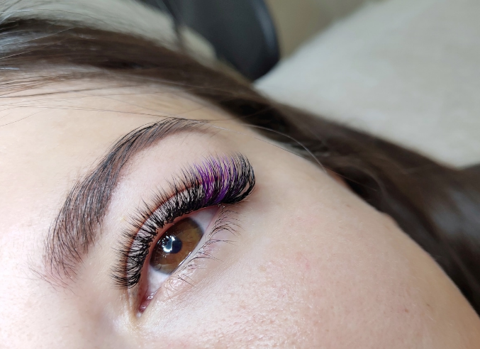 زیبایی کاشت مژه رنگی 